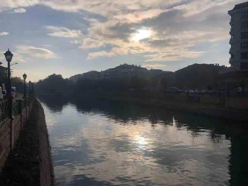 Güneş ve Porsuk Çayı’nın uyumu ortaya kartpostallık görüntüler çıkardı
