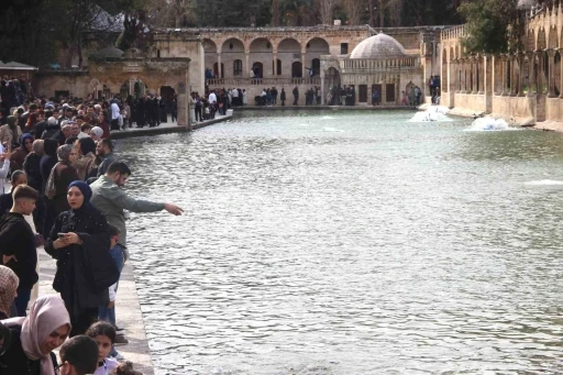 G&uuml;neş y&uuml;z&uuml;n&uuml; g&ouml;sterdi: Balıklıg&ouml;l&rsquo;e ziyaret&ccedil;i akını
