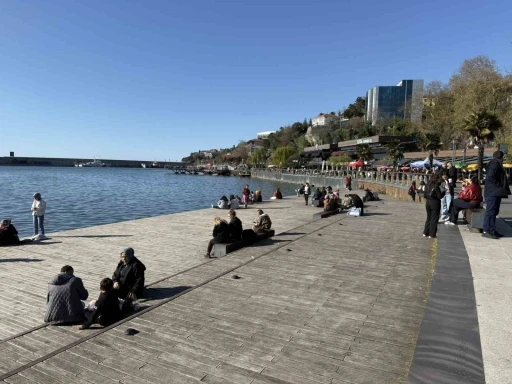 G&uuml;neş y&uuml;z&uuml;n&uuml; g&ouml;sterdi, Zonguldak&rsquo;ta sahil şeridi hareketlendi

