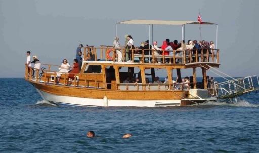 G&uuml;neşi g&ouml;ren denize girdi: Havalar ısındı, turizm sezonu başlıyor
