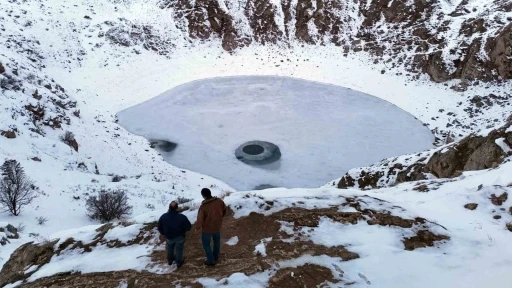 G&uuml;neşin konumuna g&ouml;re renk değiştiren Kızıl&ccedil;an G&ouml;l&uuml; dondu

