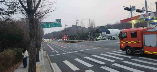 Güney Kore’deki bir otoyolda oluşan dev çukur hareket halindeki motosikleti yuttu: 1 kayıp, 1 yaralı
