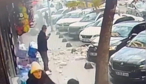 G&uuml;ng&ouml;ren&rsquo;de 5 katlı binada balkon &ccedil;&ouml;kt&uuml;, yayalar son anda kurtuldu
