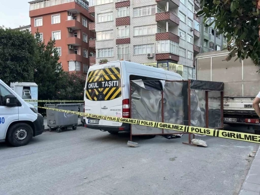 G&uuml;ng&ouml;ren&rsquo;de servis aracının altında kalan yaşlı adam hayatını kaybetti
