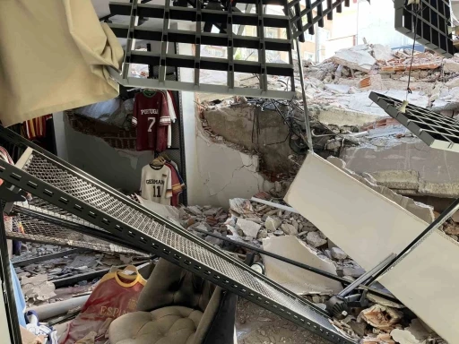 G&uuml;ng&ouml;ren&rsquo;de yıkım sırasında &ccedil;&ouml;ken bina, bitişiğindeki 2 binaya zarar verdi

