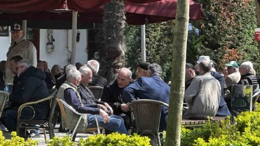 G&uuml;nler sonra g&uuml;neşi g&ouml;ren Sakaryalılar soluğu dışarıda aldı
