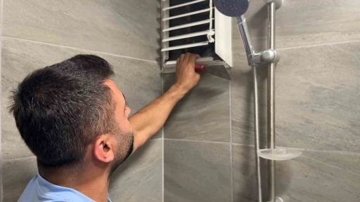 G&uuml;nlerdir mahsur kalan g&uuml;vercini kurtarmak i&ccedil;in pencereyi s&ouml;kt&uuml;
