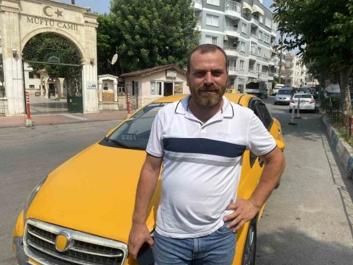 Günün kahramanı taksici: Caddeyi geçip insanların üzerine giden otomobili durdurdu
