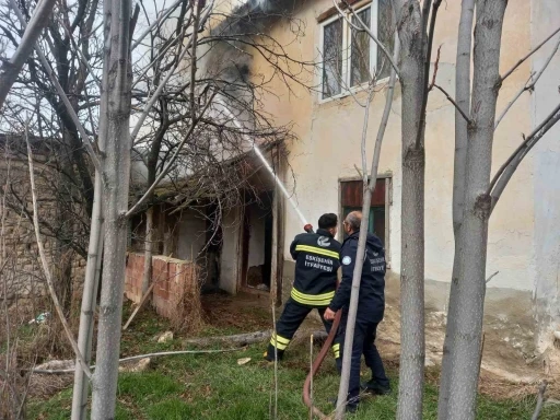 G&uuml;ny&uuml;z&uuml; il&ccedil;esindeki yangında ev kullanılamaz hale geldi
