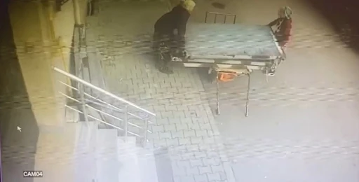 G&uuml;peg&uuml;nd&uuml;z hırsızlık: İki kadın dev panelleri &ccedil;ek&ccedil;eke y&uuml;kleyip g&ouml;t&uuml;rd&uuml;
