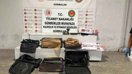 G&uuml;rbulak&rsquo;ta oyuncak gitarın i&ccedil;inden uyuşturucu &ccedil;ıktı, tırda morfin ele ge&ccedil;irildi
