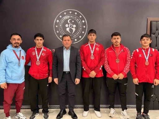 G&uuml;reş ve halter şampiyonlarından Kabakcı&rsquo;ya ziyaret
