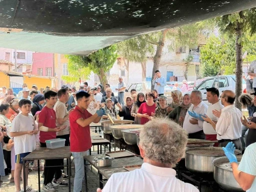 G&uuml;roluk Mahallesi&rsquo;nde 34 yıllık aşure geleneği yaşatılıyor
