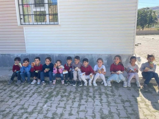 G&uuml;roymak&rsquo;ta &ouml;ğrencilere simit ve poğa&ccedil;a dağıtıldı
