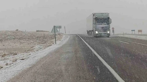 Gürün’de kar yağışı etkili oldu, görüş mesafesi yer yer 50 metreye düştü
