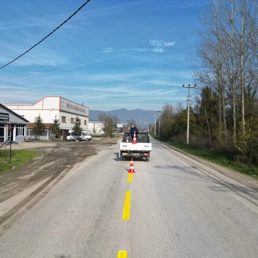 Güvenli ulaşım için Çilimli’de yol çizgileri yenileniyor
