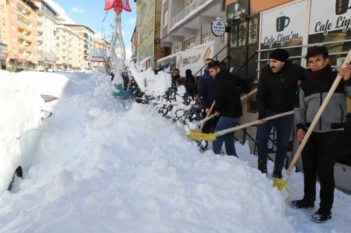 G&uuml;venlik korucularından karla m&uuml;cadeleye destek
