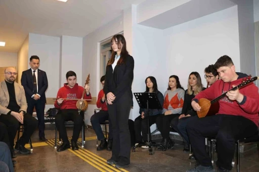 Güzel Sanatlar Lisesi öğrencileri, polisler için söyledi
