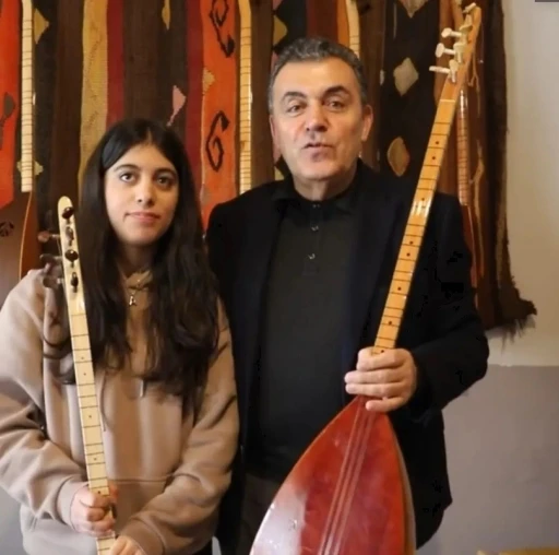 Güzel Sanatlar lisesini kazanan öğrenciye Başkan Demir’den 2 bağlama saz hediye
