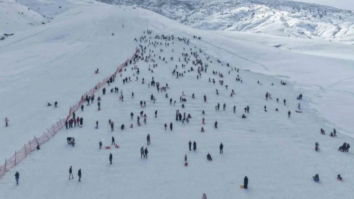 G&uuml;zeldağ Kayak Merkezi yarıyıl tatilinin son g&uuml;n&uuml;nde doldu taştı
