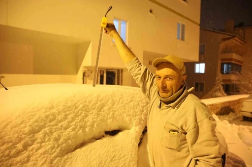 G&uuml;zelyurt beyaza b&uuml;r&uuml;d&uuml;: Kar kalınlığı 14 santimetreye ulaştı
