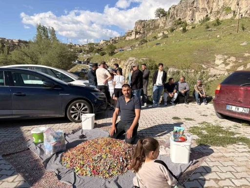 G&uuml;zelyurt&rsquo;ta şekerli mezarlık ziyareti geleneği s&uuml;r&uuml;yor
