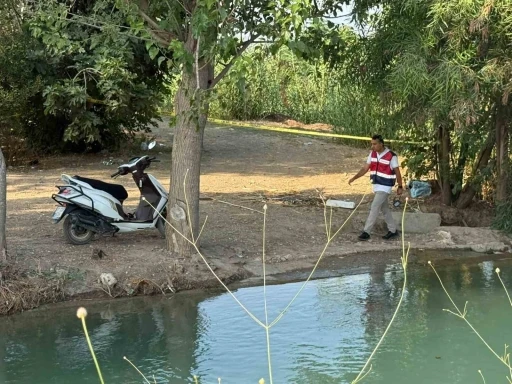 Haber alınamayan adamın sulama kanalı yanında bulunan motosiklet ve cep telefonu ekipleri harekete ge&ccedil;irdi
