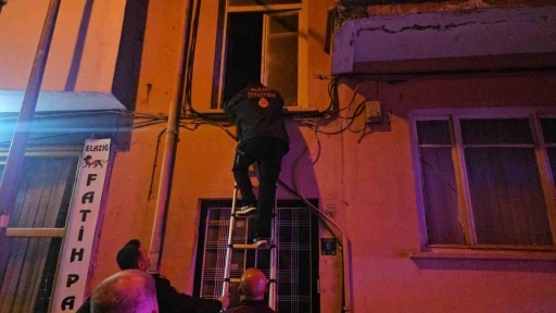 Haber alınamayan şahıs ekipleri harekete ge&ccedil;irdi: İtfaiye pencereden girdi, dışarıda olduğu ortaya &ccedil;ıktı
