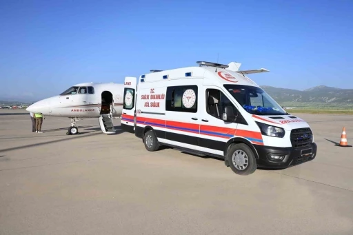 Hacda rahatsızlanan vatandaş ambulans u&ccedil;akla T&uuml;rkiye&rsquo;ye getirildi
