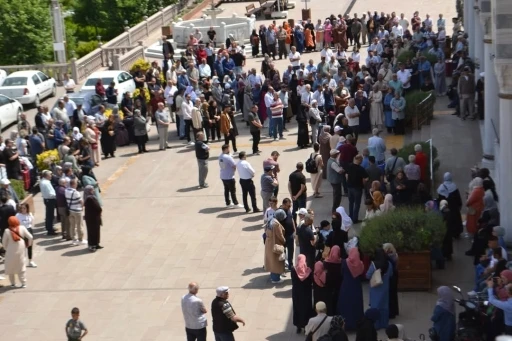 Hacı adayları kutsal topraklara dualarla uğurlandılar
