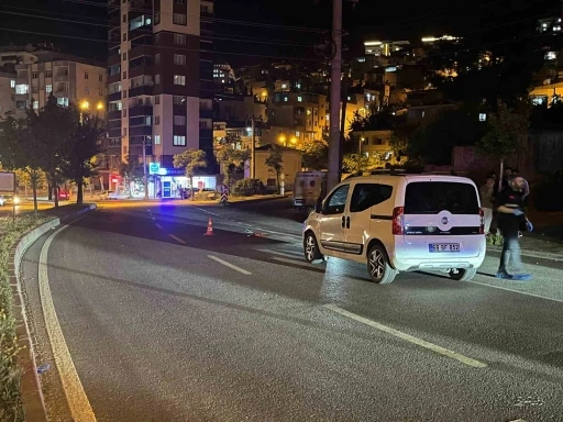 Hafif ticari araç anne ve kızına çarptı
