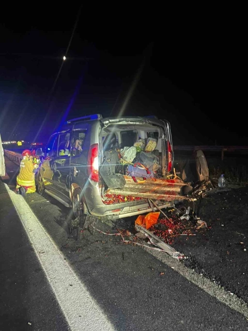 Hafif ticari ara&ccedil; bariyerlere saplandı 4 kişi yaralandı
