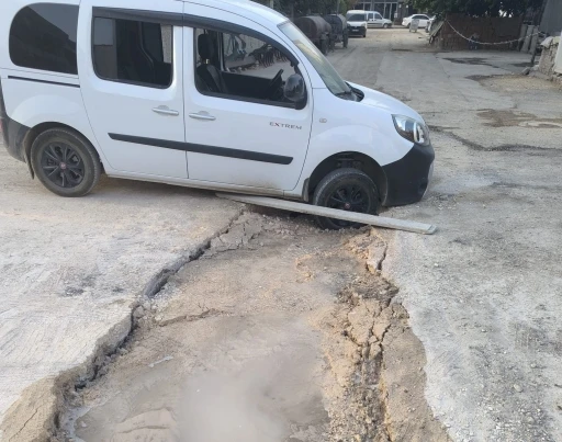 Hafif ticari araç çöken yolda mahsur kaldı
