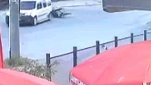Hafif ticari ara&ccedil; ile &ccedil;arpışan motosikletin s&uuml;r&uuml;c&uuml;s&uuml; yaralandı
