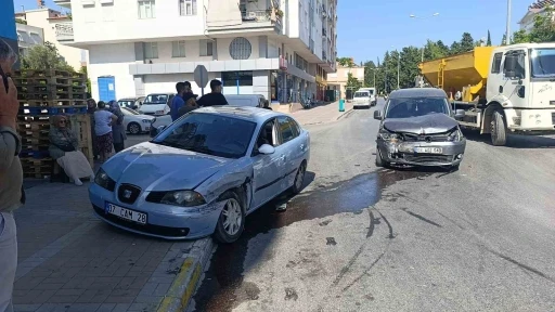 Hafif ticari araç ile otomobil çarpıştı: 1 yaralı
