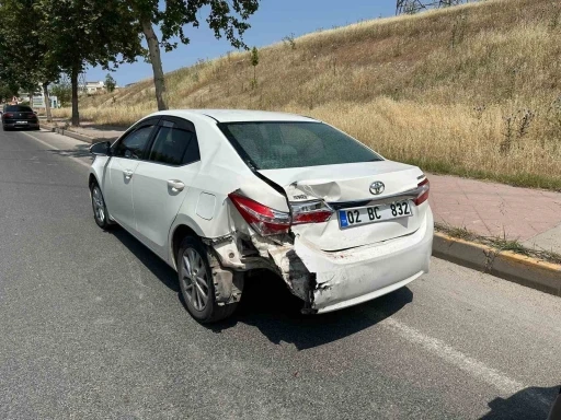Hafif ticari araç ile otomobil çarpıştı

