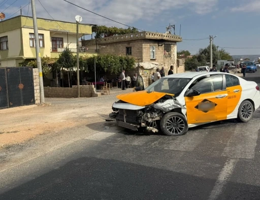 Hafif ticari araç ile otomobil çarpıştı: 2 yaralı
