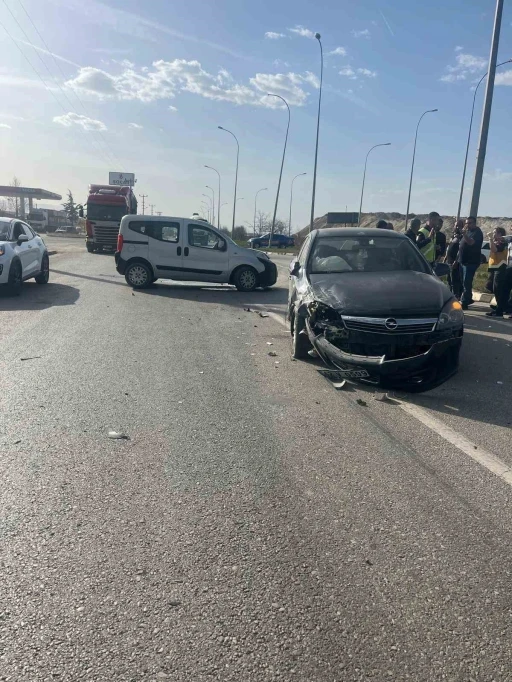 Hafif ticari araç ile otomobil çarpıştı: 5 yaralı
