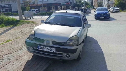 Hafif ticari ara&ccedil; ile otomobilin &ccedil;arpıştığı kaza ucuz atlatıldı
