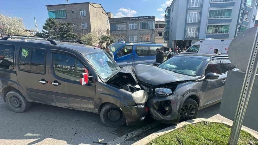 Hafif ticari ara&ccedil; ile SUV tipi ara&ccedil; kafa kafaya &ccedil;arpıştı: 4 yaralı
