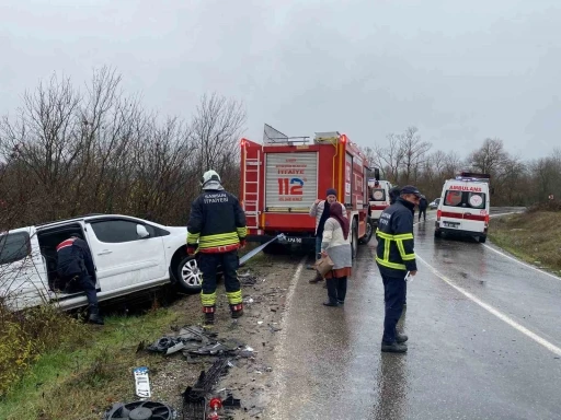 Hafif ticari ara&ccedil; kamyona &ccedil;arptı: 2 yaralı
