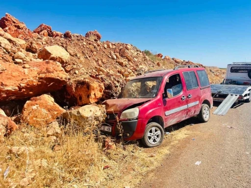 Hafif ticari araç şarampole çarptı: 3 yaralı
