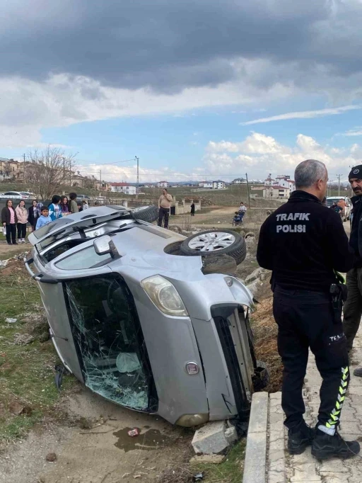 Hafif ticari ara&ccedil; şarampole devrildi: 1 yaralı
