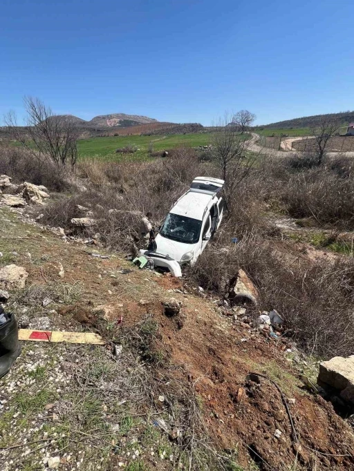 Hafif ticari ara&ccedil; şarampole girdi: 4 yaralı
