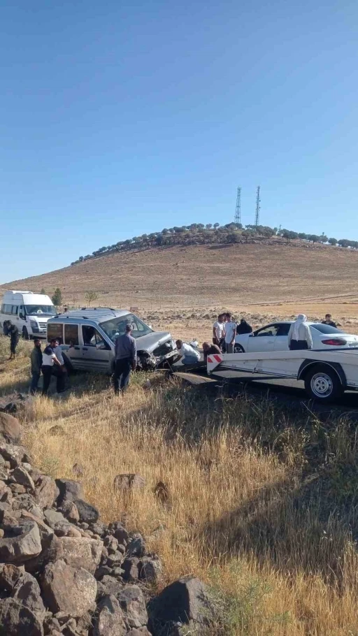 Hafif ticari araç savruldu, sürücüsü yaralandı
