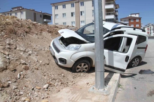 Hafif ticari araç toprak yığınına çarptı: 2 yaralı

