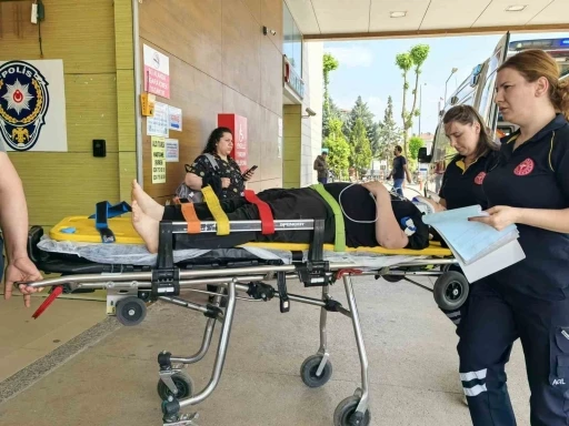 Hafif ticari araca çarpan motosiklet sürücüsü ağır yaralandı
