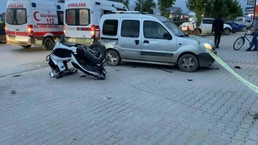 Hafif ticari ara&ccedil;la &ccedil;arpışan motosikletteki 2 kişi yaralandı
