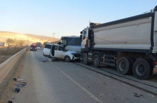 Hafif ticari araçla minibüs çarpıştı: 1 ölü
