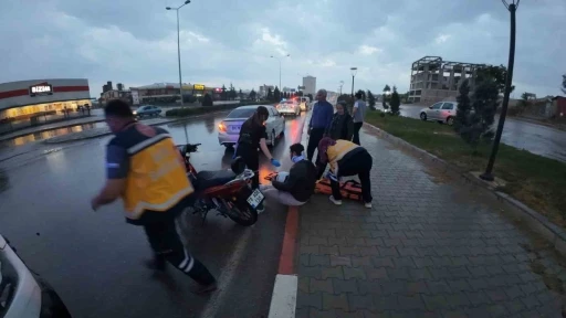 Hafif ticari ara&ccedil;la motosiklet &ccedil;arpıştı: 1 yaralı
